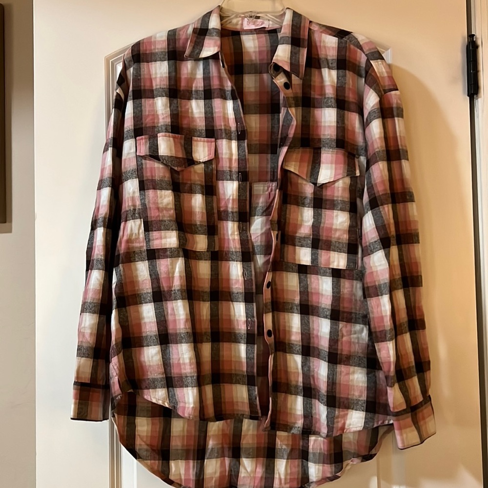 Pink Lily Large Women’s Pink Flannel Button Down Top - Never worn